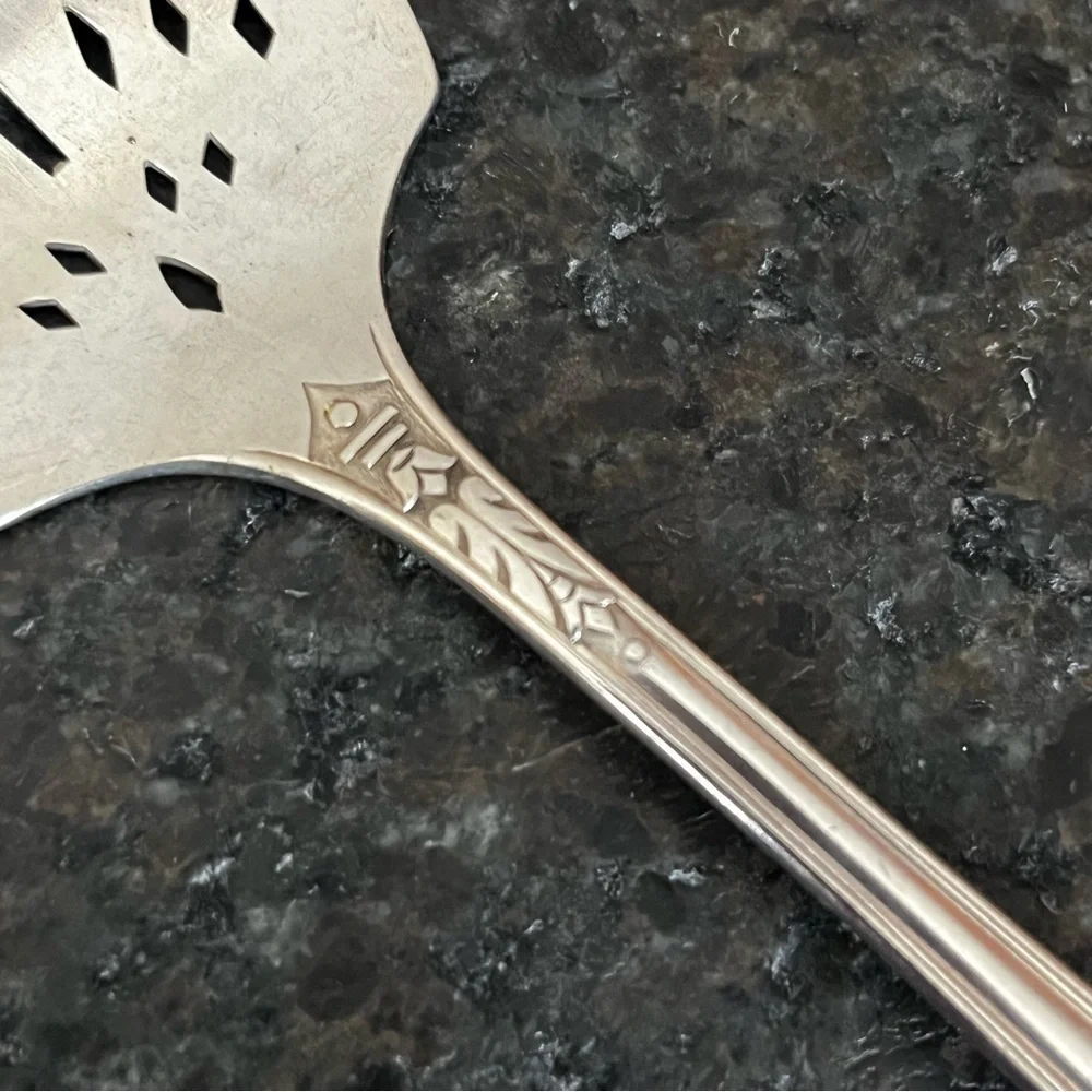 William Rogers Oneida Malibu Silver Plate Pierced Pie Server 1934